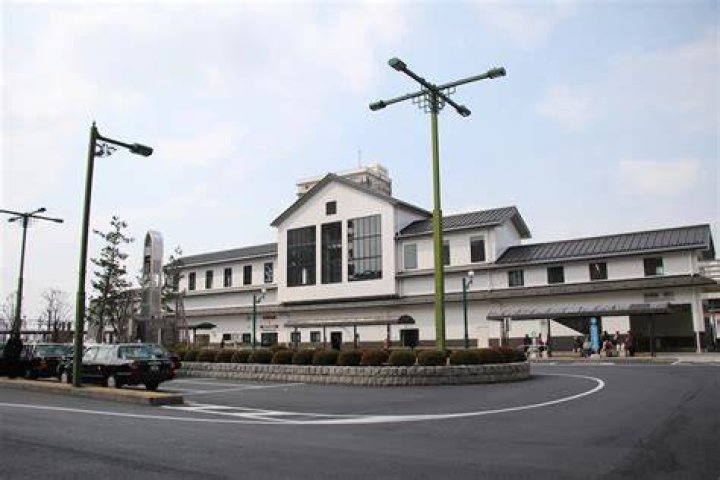 岩槻駅での乗車前確認をイメージできる、駅構内と路線案内の写真