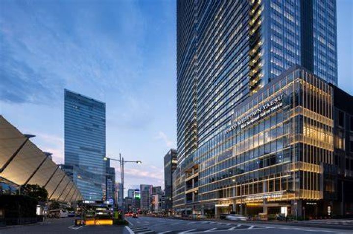 東京駅八重洲周辺の夜の雰囲気と人の流れのイメージ