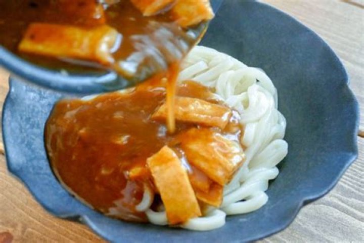 残りカレーを伸ばすだしや牛乳で味の方向性を調整するイメージ