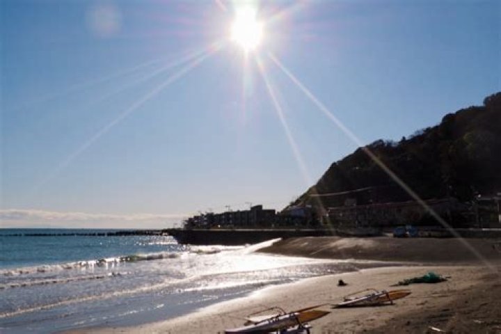 海水浴場の夕方の雰囲気をイメージできる写真