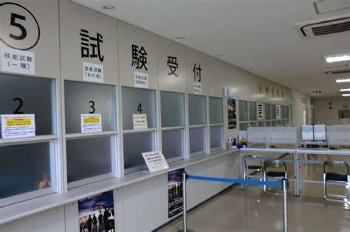 福岡の自動車運転免許試験場の受付や案内表示を確認する場面