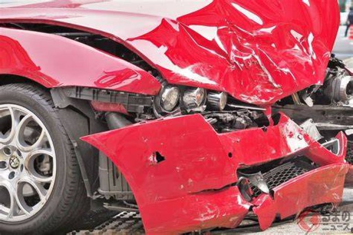 臨時駐車場での出庫時に混雑が起きやすいことを示す、列と誘導のイメージ