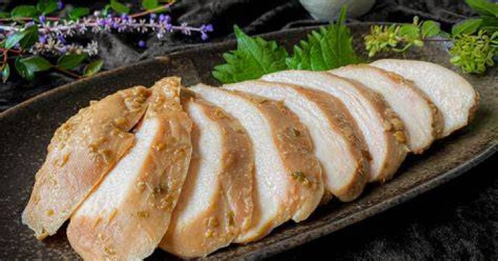 鶏胸肉の低温調理後に焼き目を付け、スライスして提供したイメージ