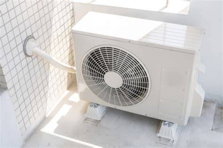 6畳用エアコンで配管長や室外機設置条件が工事費に影響する例